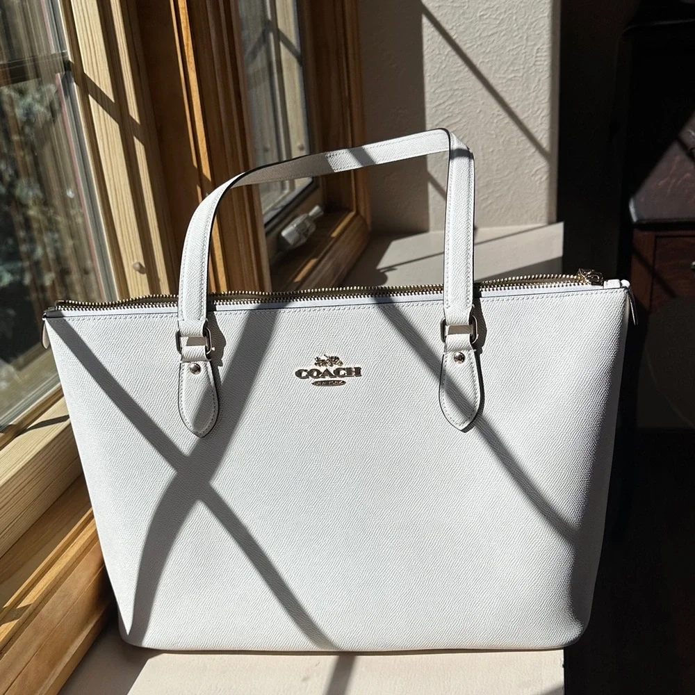 Coach Outlet Gallery Tote Bag in Ivory Chalk - Picture 11 of 12
